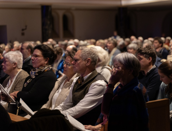 Publikum in der vollbesetzten Kirche